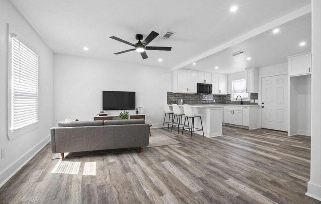 911 Bennington Street, Houston, TX 77022