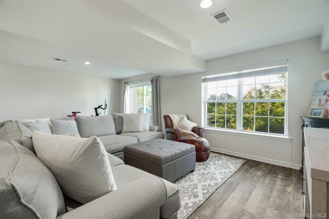 1721 Hawthorn Way, New Windsor, NY 12553