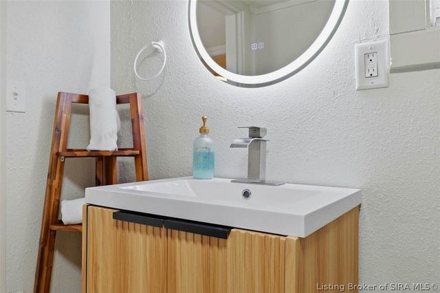 626 E 8th Street, Jeffersonville, IN 47130