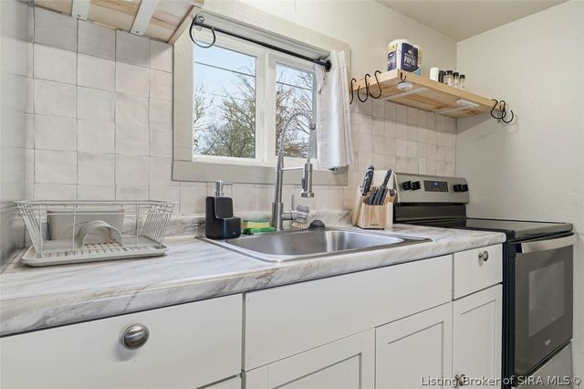 626 E 8th Street, Jeffersonville, IN 47130