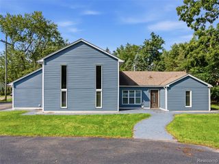 3700 Green Lake Road, West Bloomfield, MI 48324