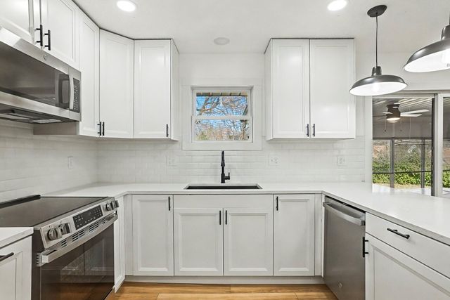 1135 W Portland Street, Springfield, MO 65807