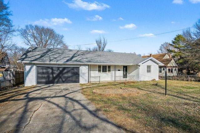 1135 W Portland Street, Springfield, MO 65807