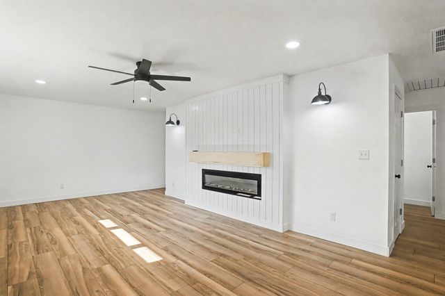 1135 W Portland Street, Springfield, MO 65807