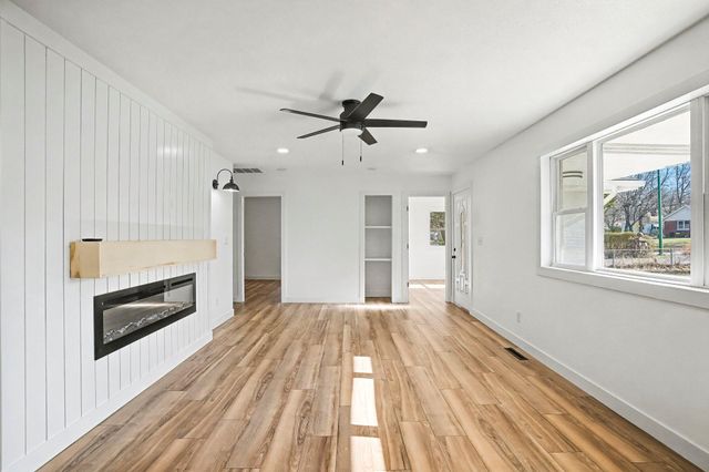 1135 W Portland Street, Springfield, MO 65807