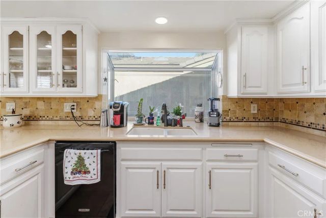 547 Via Zapata, Riverside, CA 92507