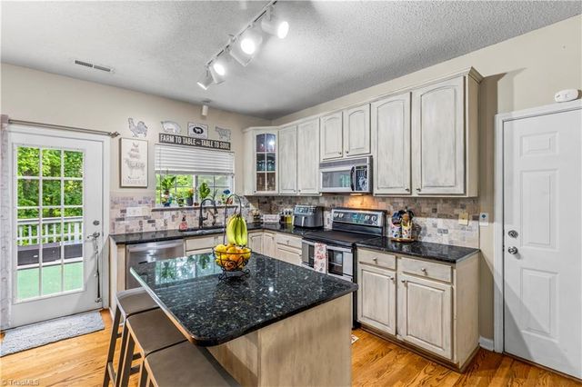 419 Rockbridge Drive, Kernersville, NC 27284