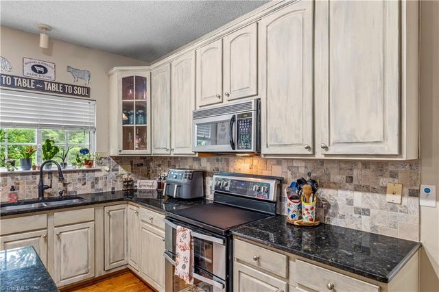 419 Rockbridge Drive, Kernersville, NC 27284