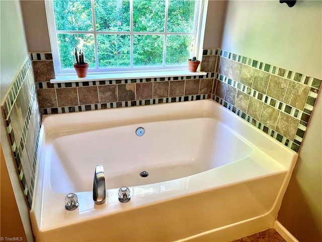 419 Rockbridge Drive, Kernersville, NC 27284