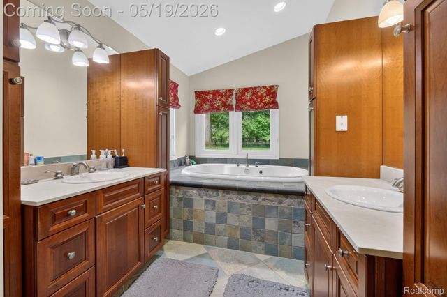 3952 Cottontail Lane, Bloomfield Hills, MI 48301