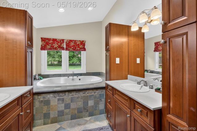 3952 Cottontail Lane, Bloomfield Hills, MI 48301