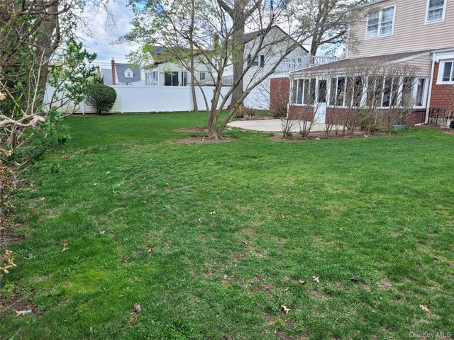 33 Nassau Boulevard, West Hempstead, NY 11552