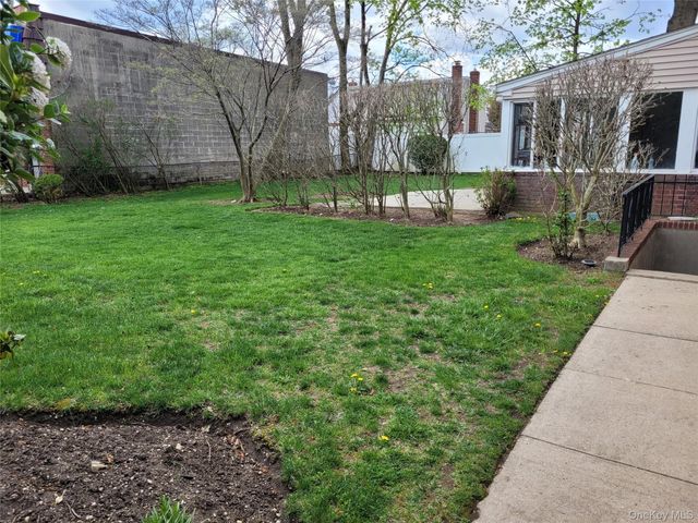 33 Nassau Boulevard, West Hempstead, NY 11552