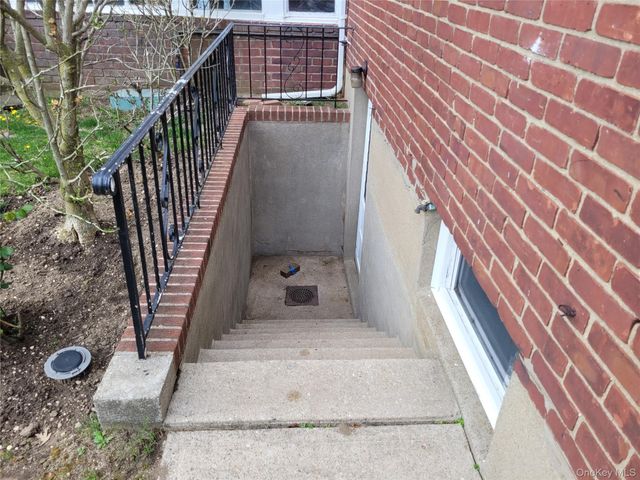 33 Nassau Boulevard, West Hempstead, NY 11552