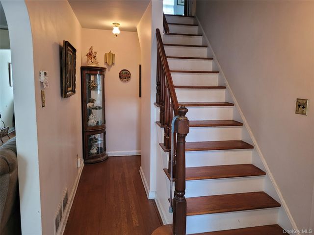 33 Nassau Boulevard, West Hempstead, NY 11552