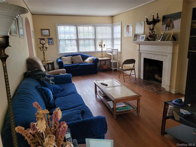 33 Nassau Boulevard, West Hempstead, NY 11552