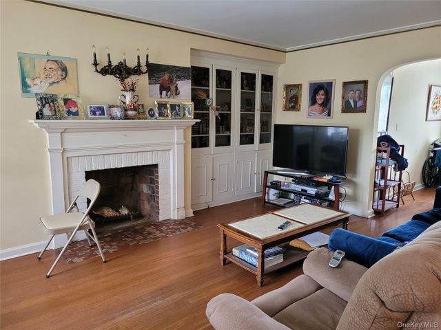 33 Nassau Boulevard, West Hempstead, NY 11552