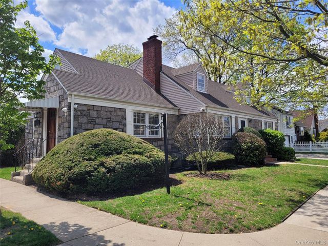 33 Nassau Boulevard, West Hempstead, NY 11552