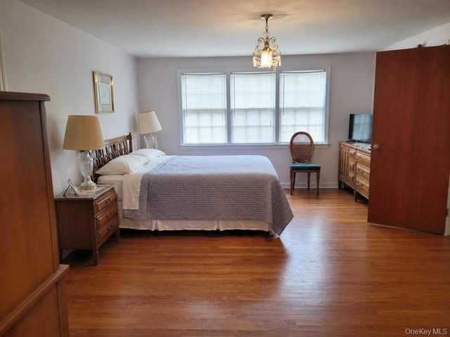 33 Nassau Boulevard, West Hempstead, NY 11552