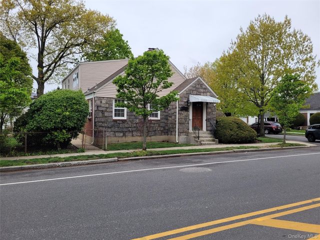 33 Nassau Boulevard, West Hempstead, NY 11552