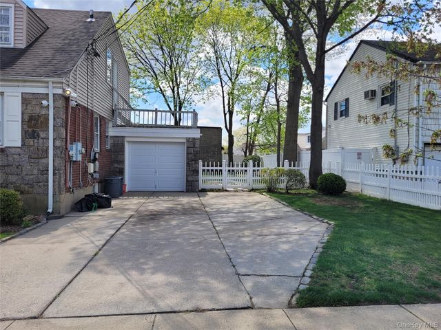 33 Nassau Boulevard, West Hempstead, NY 11552