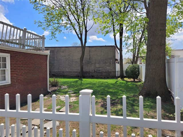 33 Nassau Boulevard, West Hempstead, NY 11552