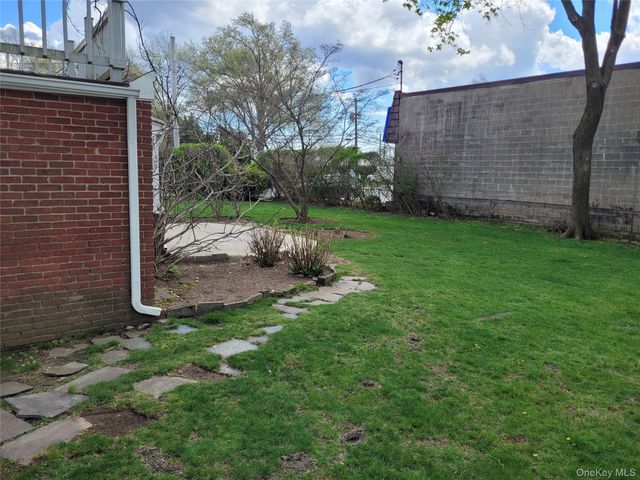 33 Nassau Boulevard, West Hempstead, NY 11552
