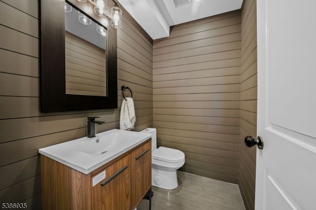 160 Grandview Ave, North Caldwell Boro, NJ 07006