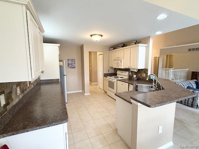 27992 Tremonte Drive 12, New Hudson, MI 48165