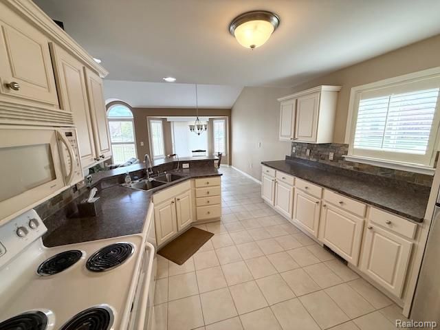 27992 Tremonte Drive 12, New Hudson, MI 48165