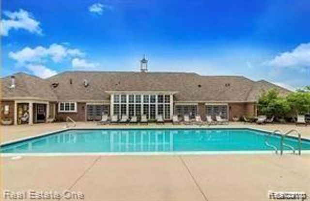 27992 Tremonte Drive 12, New Hudson, MI 48165