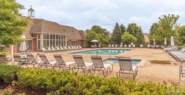 27992 Tremonte Drive 12, New Hudson, MI 48165