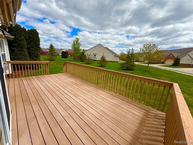 27992 Tremonte Drive 12, New Hudson, MI 48165