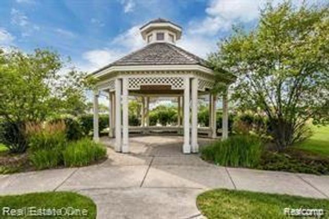 27992 Tremonte Drive 12, New Hudson, MI 48165