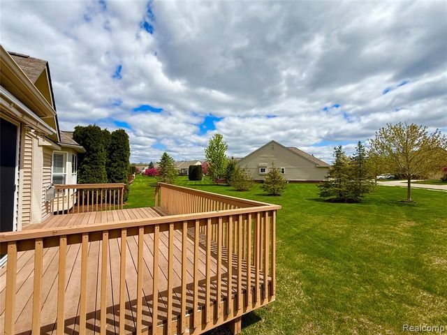 27992 Tremonte Drive 12, New Hudson, MI 48165