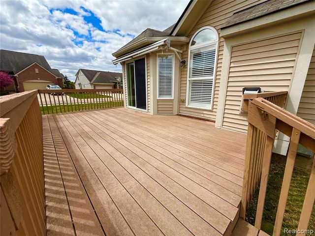 27992 Tremonte Drive 12, New Hudson, MI 48165