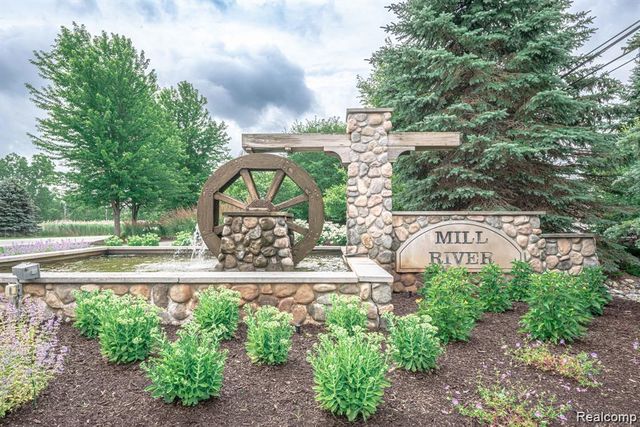 27992 Tremonte Drive 12, New Hudson, MI 48165