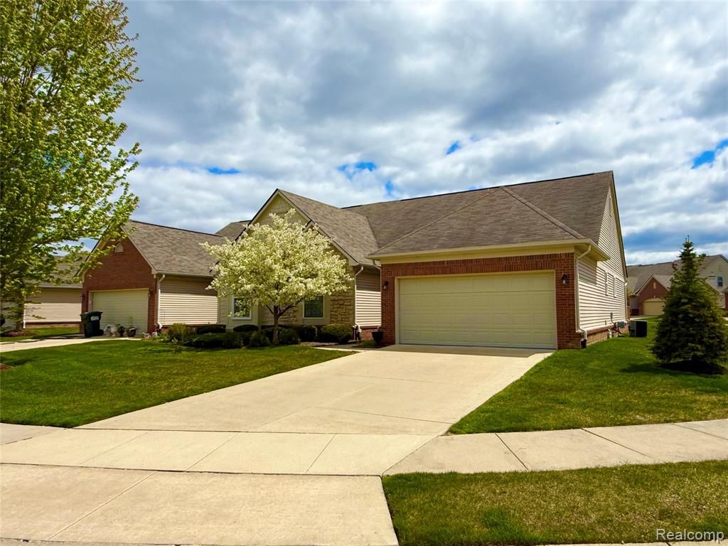 27992 Tremonte Drive 12, New Hudson, MI 48165