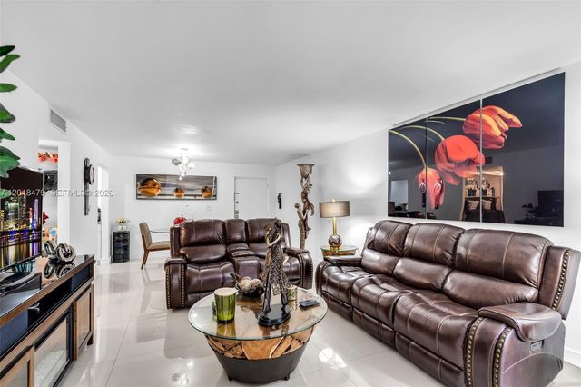 8511 NW 8th St 309, Miami, FL 33126