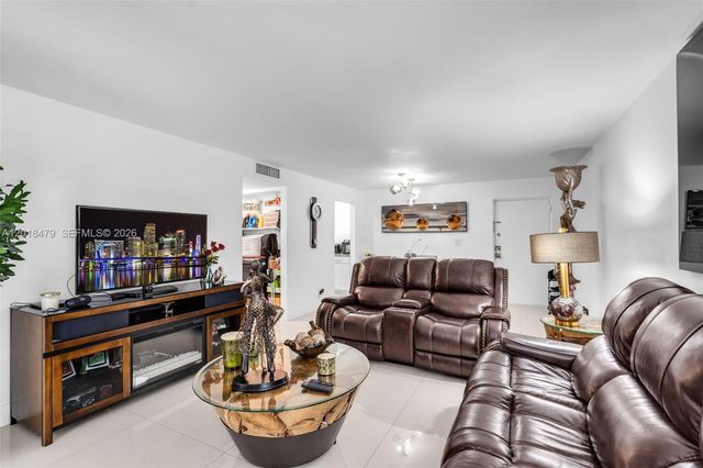 8511 NW 8th St 309, Miami, FL 33126