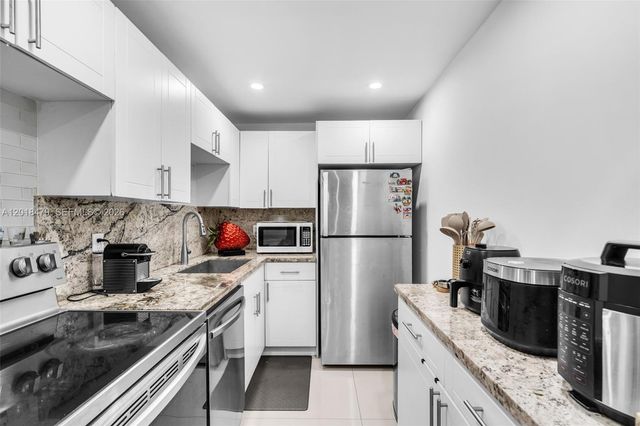8511 NW 8th St 309, Miami, FL 33126