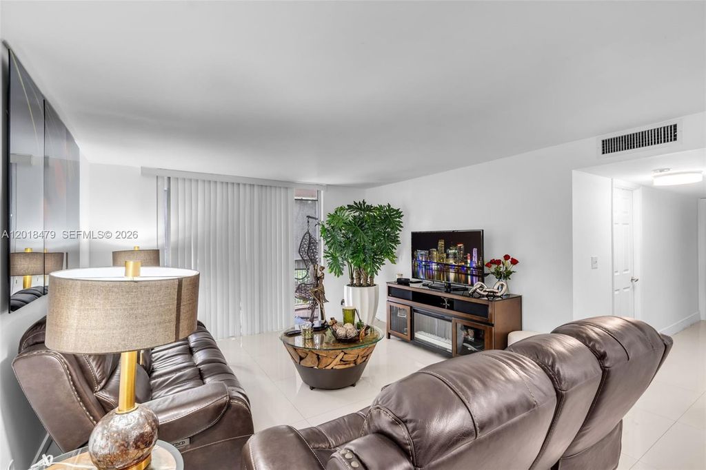 8511 NW 8th St 309, Miami, FL 33126