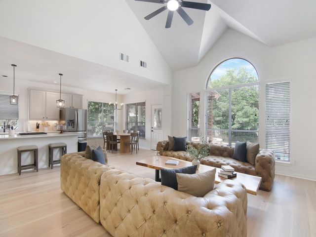 11 Barlow Ct, The Woodlands, TX 77382