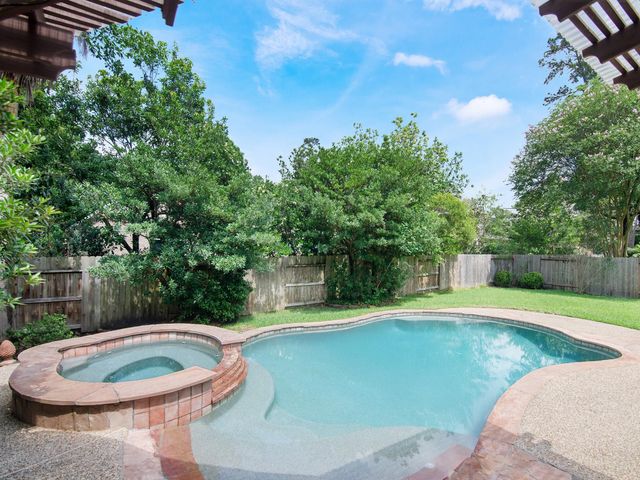 11 Barlow Ct, The Woodlands, TX 77382