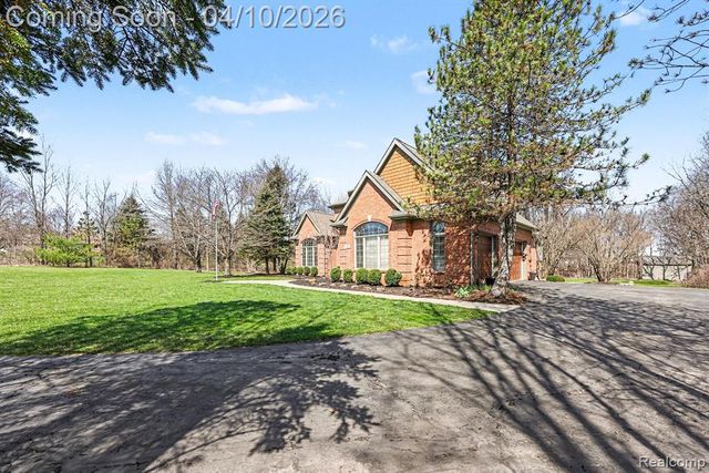 55256 Lee Rd Road, New Hudson, MI 48165