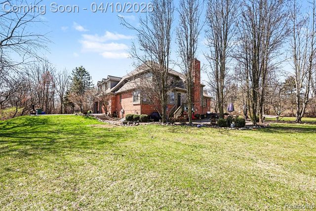 55256 Lee Rd Road, New Hudson, MI 48165