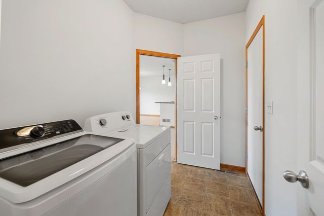 1096 Danube Avenue, Shakopee, MN 55379