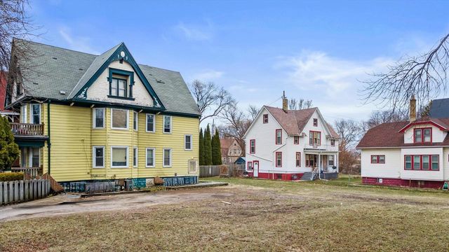 2610 N 10th STREET, Milwaukee, WI 53206