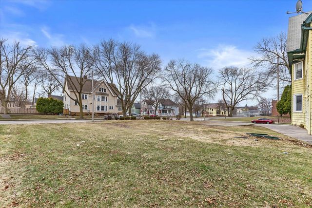 2610 N 10th STREET, Milwaukee, WI 53206