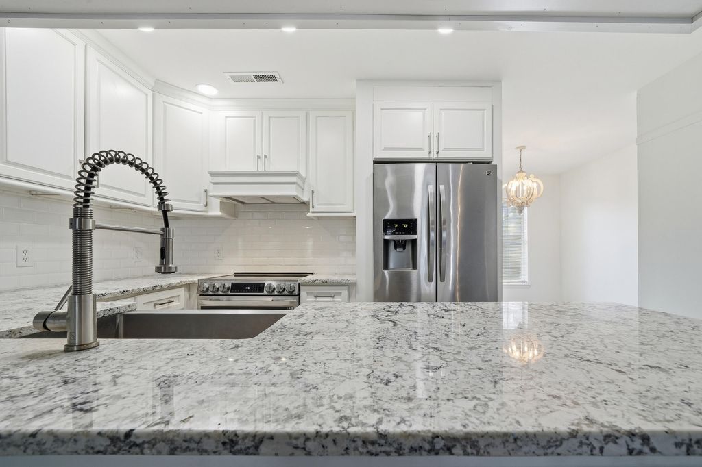 Image 7 of property listing at 203 Weber Road B, Summerville, SC 29483